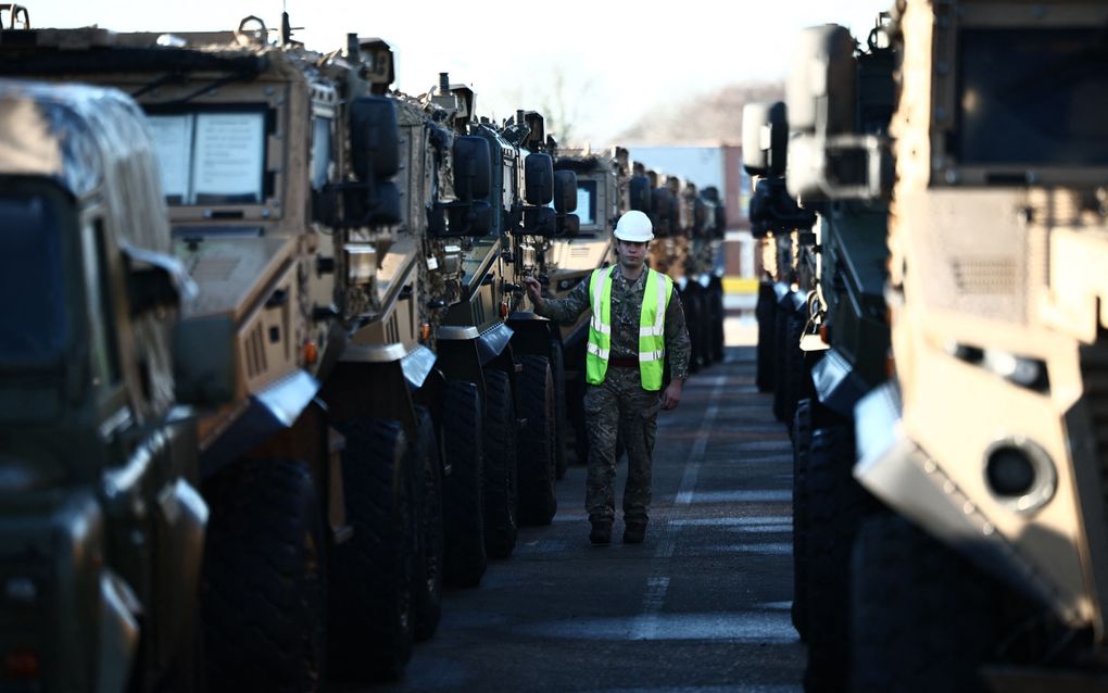 Een militair loopt langs gepantserde trucks die in de haven van de Zuid-Engelse stad Southampton klaarstaan om te worden ingeladen voor een gezamenlijke NAVO-oefening in Roemenië met de Britse, Roemeense, Bulgaarse en Griekse krijgsmacht. beeld AFP, Henry Nicholls