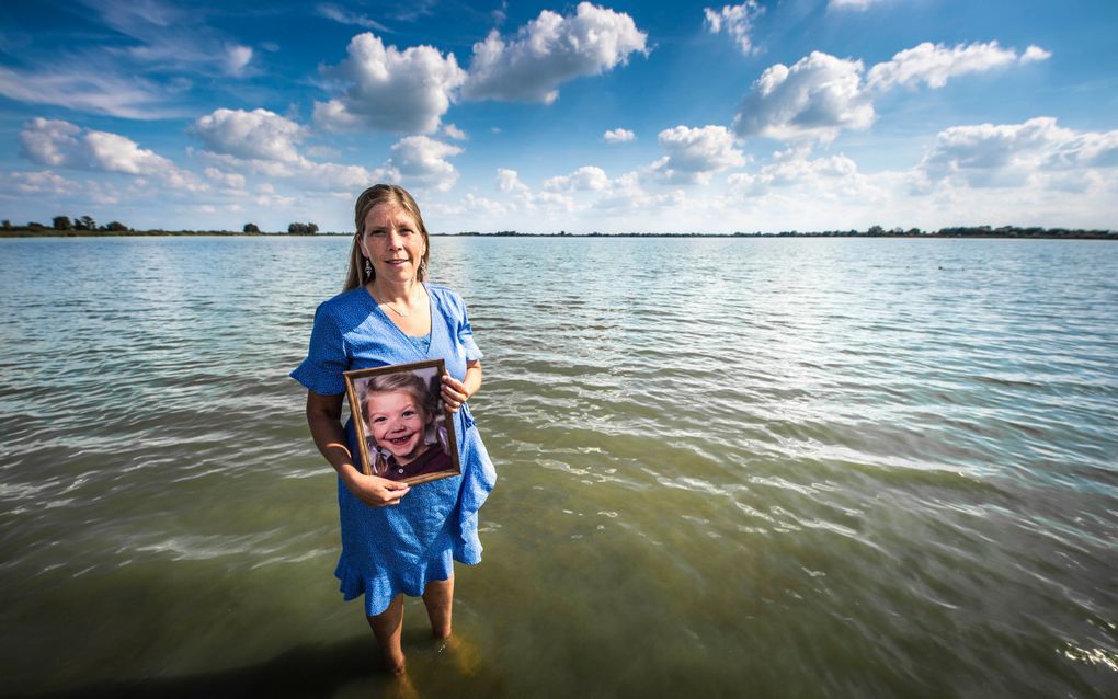 Gerdine Blom met het portret van haar dochter Miriam. beeld Carel Schutte