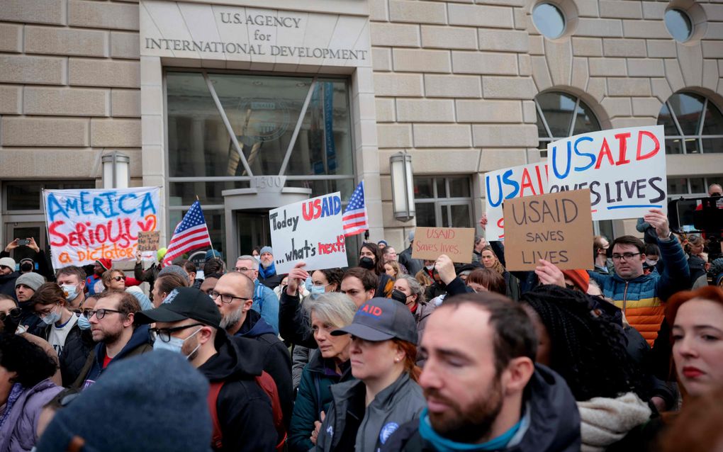 Mensen demonstreren maandag voor het hoofdkwartier van USAID in de Amerikaanse hoofdstad Washington om te protesteren tegen de voorgenomen sluiting van de overheidsorganisatie voor buitenlandse hulp. beeld AFP, Kayla Bartkowski