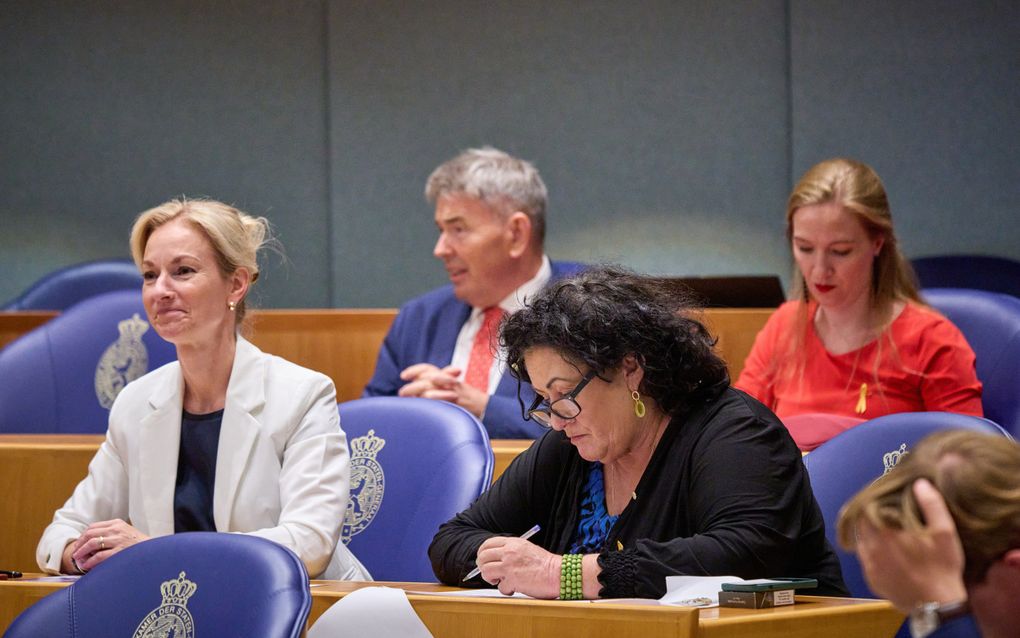 Lilian Helder (l.) en BBB-leider Caroline  van der Plas tijdens een vragenuur in de Tweede Kamer. beeld ANP, Phil Nijhuis 