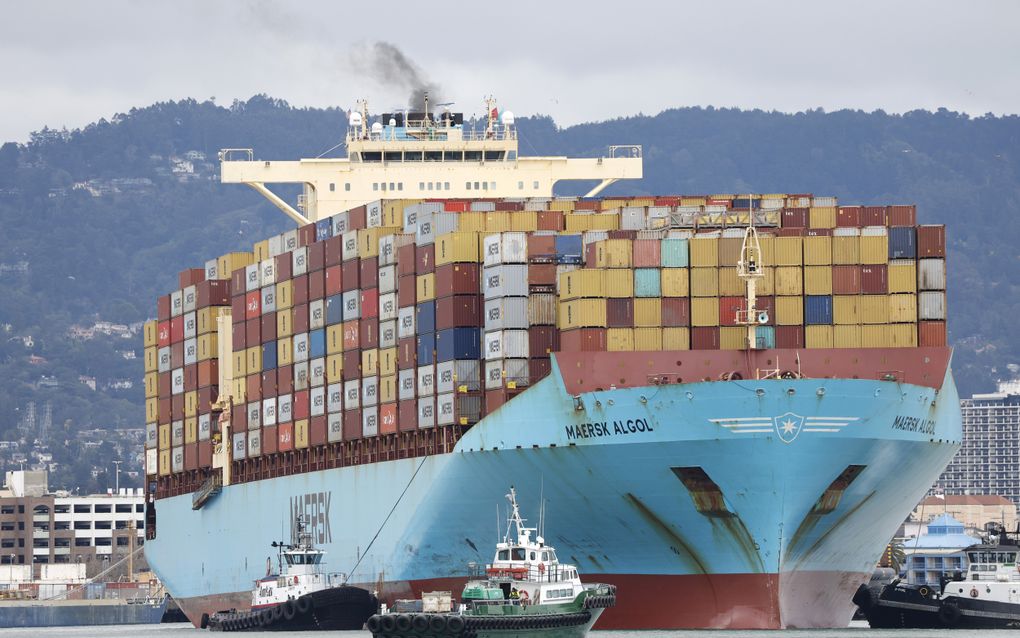 Sleepboten begeleiden een containerschip in de haven van Oakland in de Amerikaanse staat Californië. Op producten uit China heffen de Verenigde Staten met ingang van deze dinsdag een extra invoertarief van 10 procent. beeld EPA, John G. Mabanglo