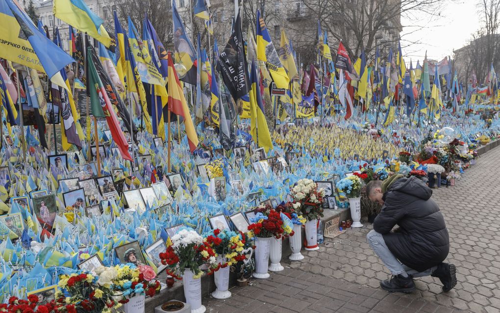 „Moet het ons niet aan het hart gaan dat aan beide zijden honderdduizenden veelal jonge mannen sneuvelen, met een ziel voor de eeuwigheid?” Foto: een zee van vlaggen, bloemen en foto’s markeert de herdenkingsplaats voor gevallen soldaten op het Onafhankelijkheidsplein in Kyiv, Oekraïne. beeld EPA, Sergey Dolzhenko