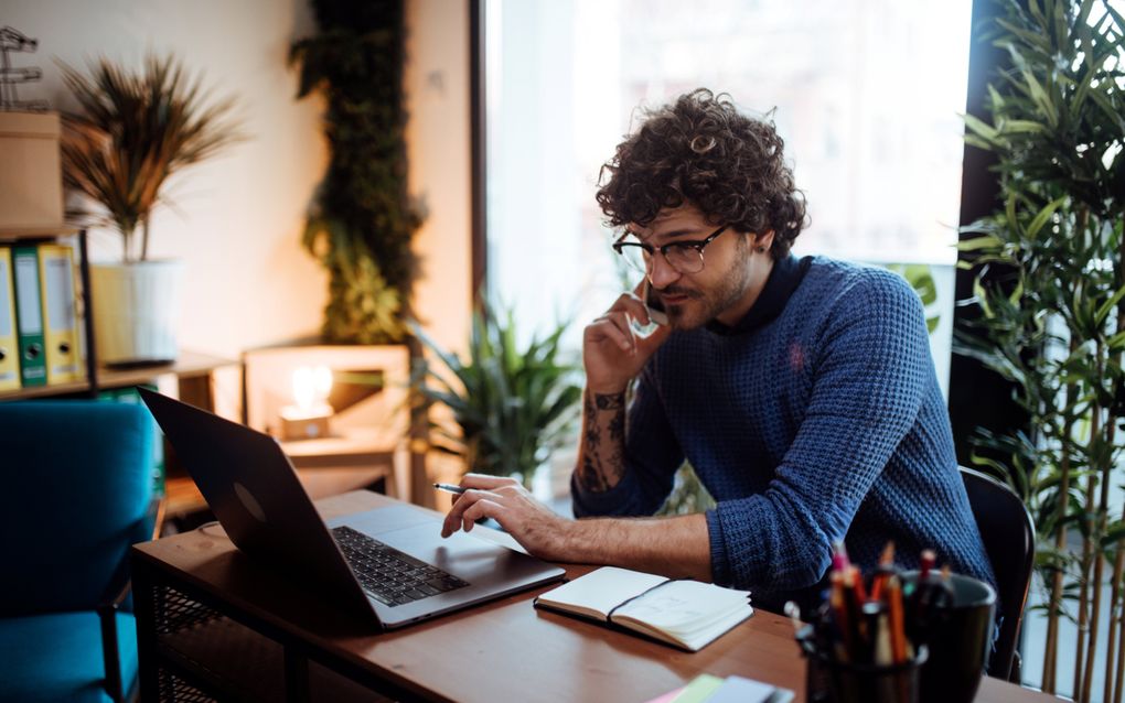 Uit onderzoek blijkt  dat drie van de vier slachtoffers van helpdeskfraude tijdens het overmaken van het geld in gesprek zijn met een oplichter. beeld iStock