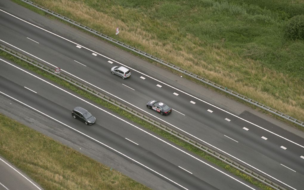 Een zelfrijdende auto (meest rechtse voertuig) reed in juni 2018 van Groningen naar Helmond. De wagen was onderdeel van een testrit met zeven zelfrijdende auto’s. Doel was om het gedrag van het andere verkeer te observeren. beeld Hollandse Hoogte, Robbert Frank Hagens