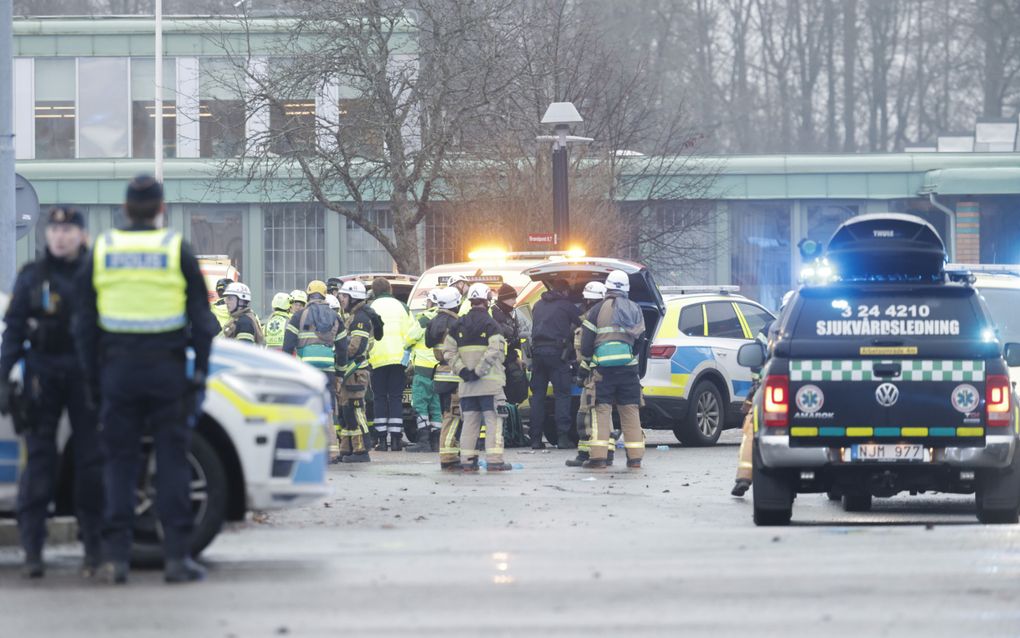 Hulpdiensten bij de school in Zweden na de schietpartij. beeld EPA, Kicki Nilsson