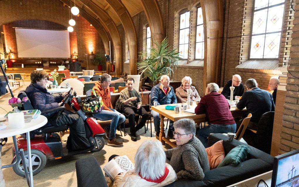 De missionaire wijkgemeente De Brug in Huizen houdt elke week een inloopochtend in de Vituskerk, waar op zondag ook de ontmoetingsdiensten plaatsvinden. beeld RD, Anton Dommerholt