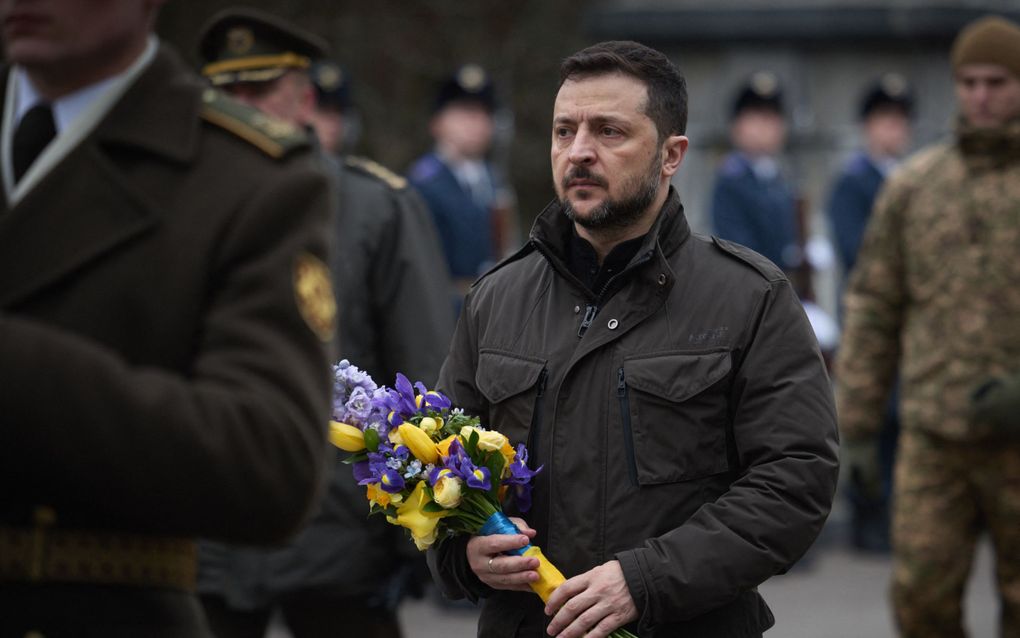 President Zelensky legt bloemen bij een herdenkingsplechtigheid. beeld AFP/UKRAINIAN PRESIDENTIAL PRESS SERVICE