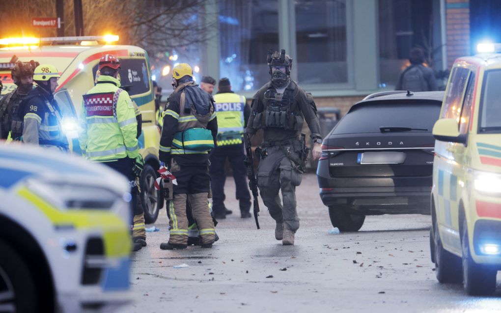 Veiligheidstroepen en hulpverleners bij de school in Zweden waar dinsdag zeker elf mensen bij een schietpartij om het leven kwamen. beeld EPA, Kicki Nilsson