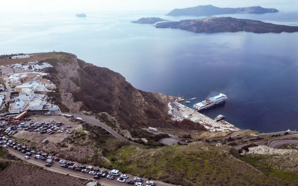 Bij de veerhaven van Santorini staan lange rijen van mensen die weg willen van het Griekse eiland na een serie aardbevingen. beeld EPA, Christos Yantsis