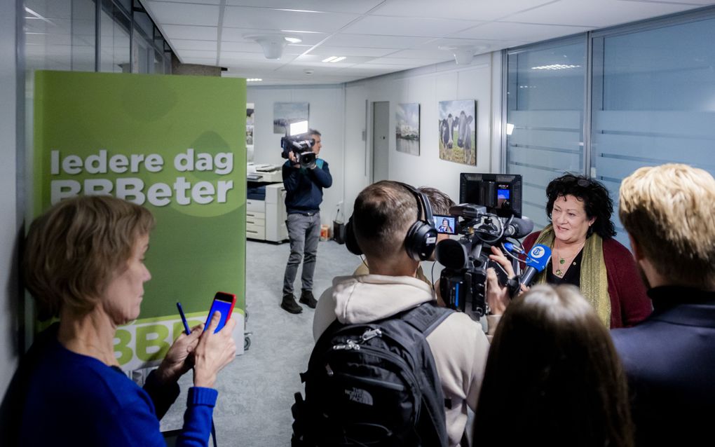 Tal van media vroegen BBB-leider Caroline van der Plas (r.)  te reageren op de breuk van de provinciale BBB-fractie in Overijssel. beeld ANP, Remko de Waal