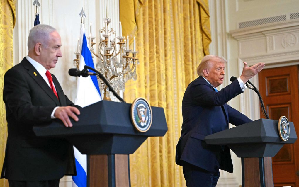 De Amerikaanse president Donald Trump en de Israëlische premier Benjamin Netanyahu houden dinsdagavond een persconferentie na hun ontmoeting in het Witte Huis. beeld AFP, Andew Caballero-Reynolds