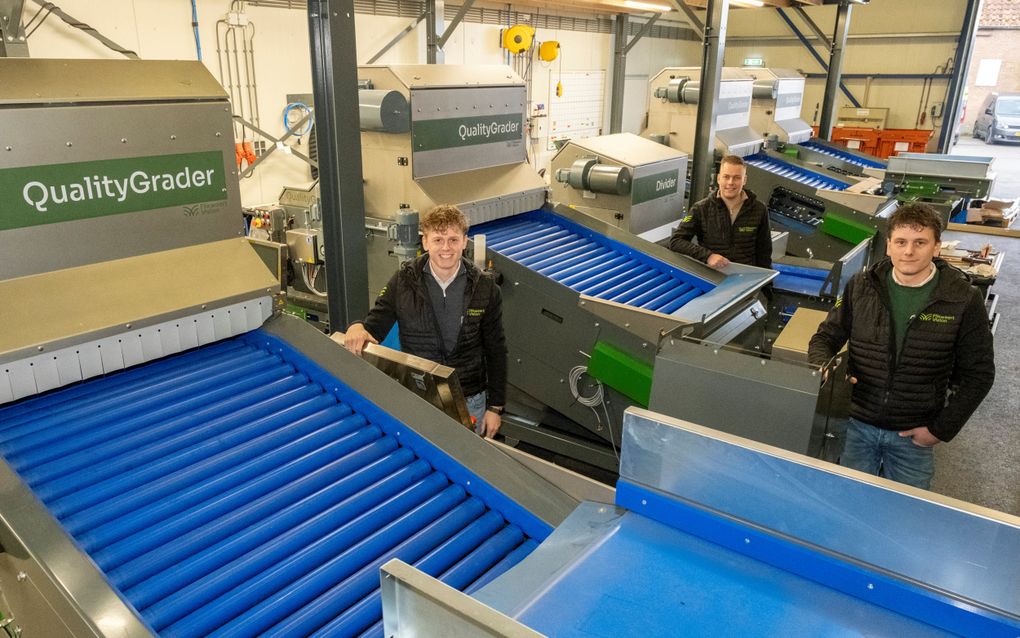 Het Zeeuwse bedrijf Flikweert Vision levert optische sorteermachines voor aardappelen en uien. V.l.n.r. de drie directeuren: Martijn, Lars en Stefan Flikweert. beeld Dirk-Jan Gjeltema