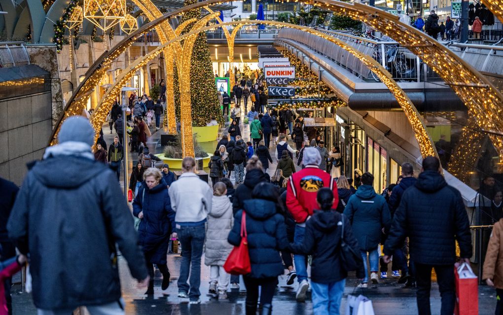 Winkelend publiek op de Rotterdamse Lijnbaan. De Tweede Kamer heeft grote zorgen over de introductie van achteraf betalen in fysieke winkels. beeld ANP, Frank de Roo