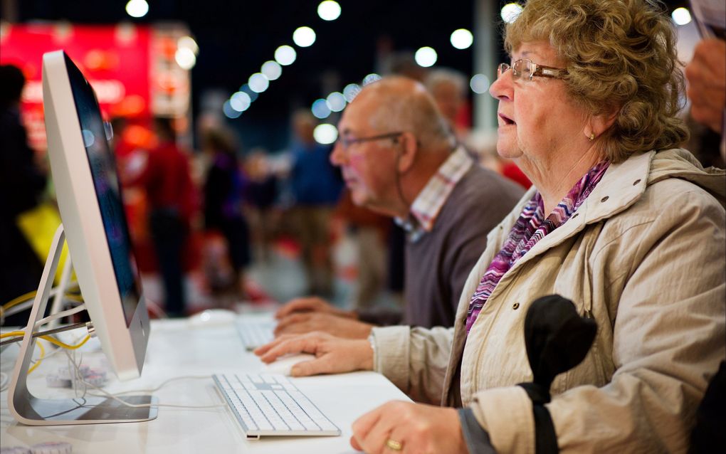 Wie niet handig is met een computer of smartphone komt voor steeds meer obstakels te staan, beeld ANP  