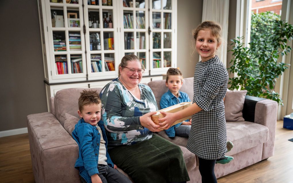 Loïs overhandigt haar tante Diana van Belle een notenpakket. Haar broertjes zijn ook dol op hun tante. „Het is altijd erg gezellig wanneer ze bij ons is.” beeld Van der Wal Fotografie, Rens de Groot