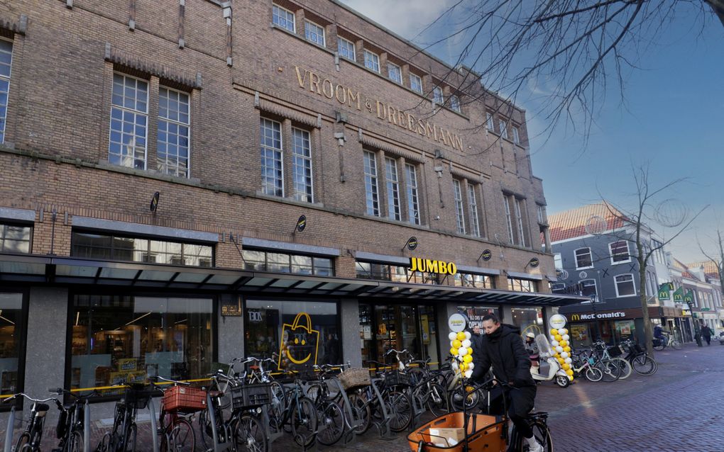 Voormalig pand van de V&D in Alkmaar, tegenwoordig een supermarkt. beeld Martin Mooij