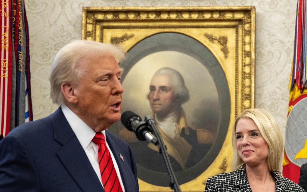 De Amerikaanse president Donald Trump en de nieuwe minister van Justitie Pam Bondi. beeld AFP, Andrew Caballero-Reynolds 