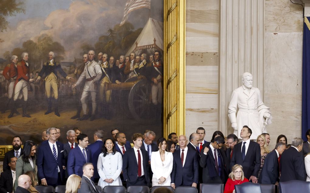 Bazen van big tech zaten eersterangs bij de inauguratie van Donald Trump. Mark Zuckerberg staat met zijn handen in de zakken en zakenman Elon Musk kijkt omhoog. beeld EPA, Shawn Thew 