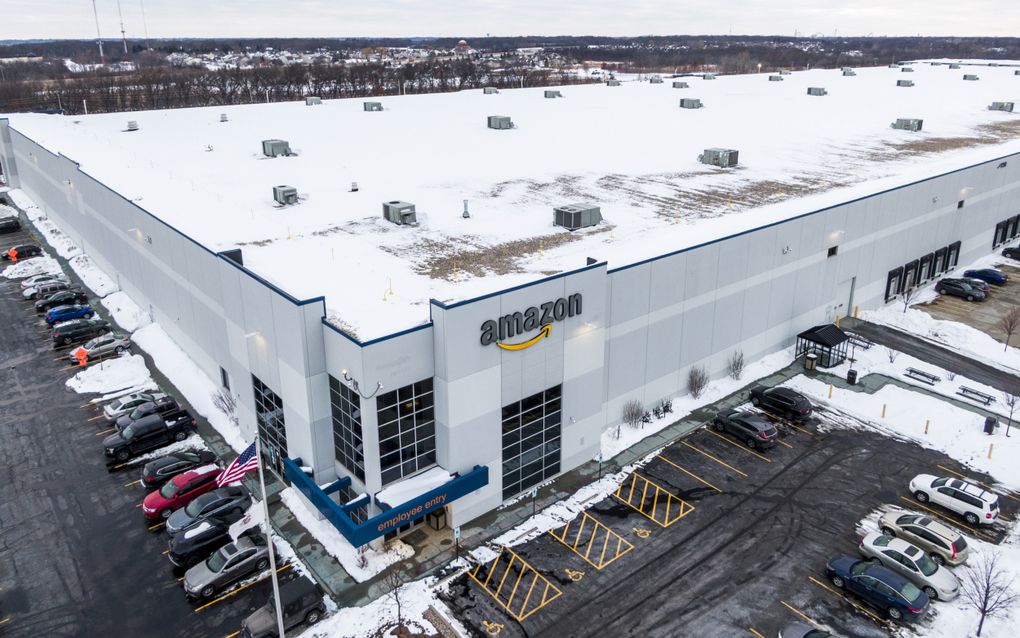 Amazon verkoopt boeken, muziek, films, cd’s, gereedschap, speelgoed, elektronica en noem maar op. Foto: Amazonmagazijn in Waukegan, in de Amerikaanse staat Illinois. beeld EPA, Tannen Maury 