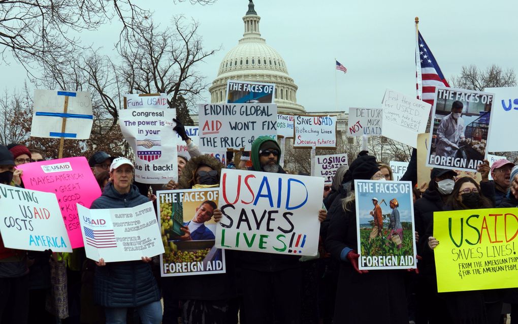 Protest tegen het opschorten van hulp door USAID, woensdag in Washington. beeld EPA, Will Oliver