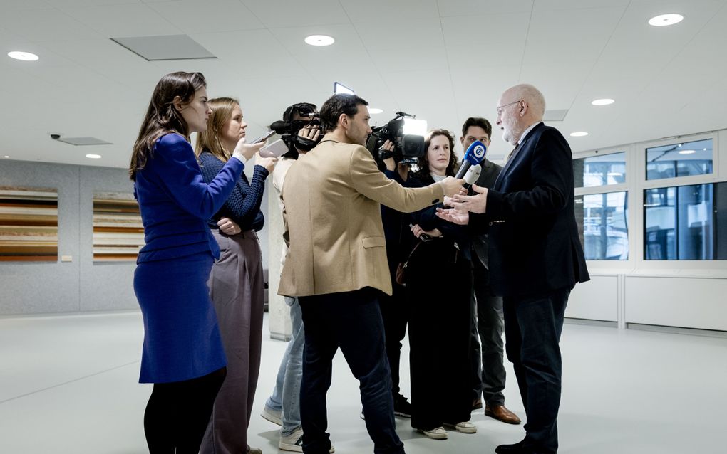 Frans Timmermans (GroenLinks-PvdA) staat de pers te woord. beeld ANP, Remko de Waal