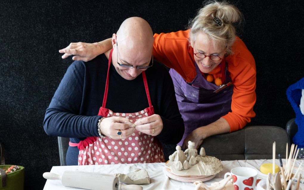 Martin Stoker (l.) is een vaste deelnemer aan de kleiworkshops van Sinie Wentink (r.) „Als je weer zo’n aanval van vermoeidheid hebt, dan hoef je elkaar hier alleen maar aan te kijken en de ander weet wat je bedoelt.” beeld RD, Anton Dommerholt 