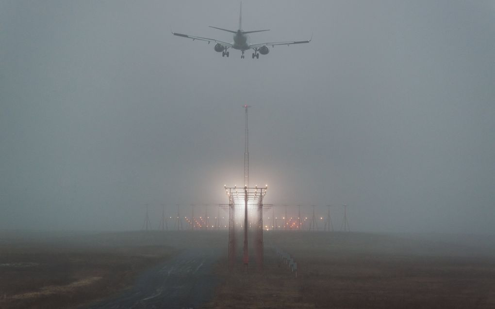 Een vliegtuig landt in de mist. beeld Getty Images