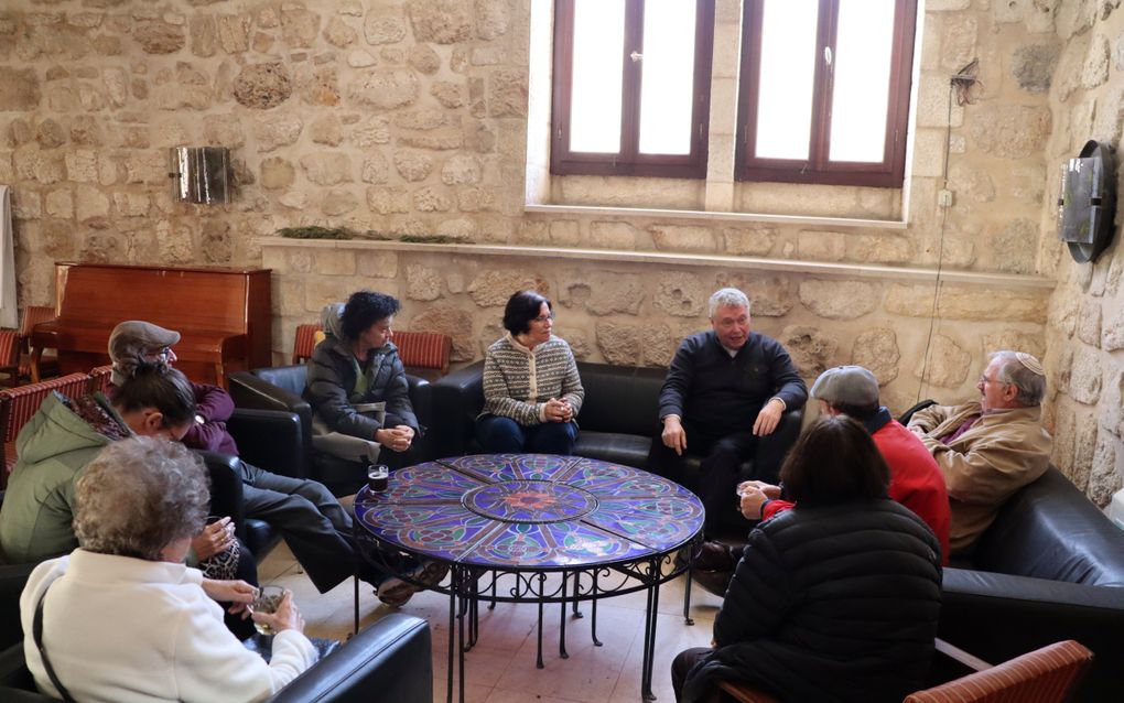 „In de Joods-christelijke dialoog probeer je de ander te begrijpen, om zo te werken aan betere verstandhoudingen.” Foto: de Propst (leider) van de Erlöserkirche in Jeruzalem in gesprek met Joodse deelnemers tijdens een excursie van het Schechter Institute. beeld Centrum voor Israëlstudies (CIS)