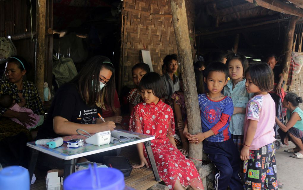 Vrijwilligers verlenen medische hulp aan kinderen die door de burgeroorlog in Myanmar ontheemd zijn geraakt. beeld EPA, Kaung Zwa Hein