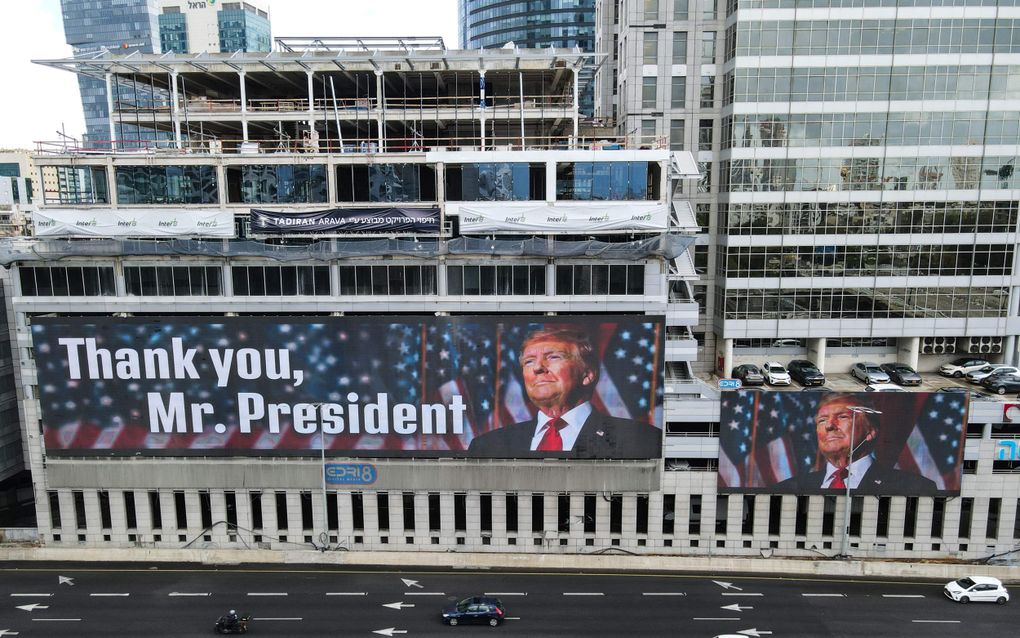 In Tel Aviv wordt de dankbaarheid aan de Amerikaanse president Donald Trump niet onder stoelen of banken gestoken. beeld AFP, Jack Guez