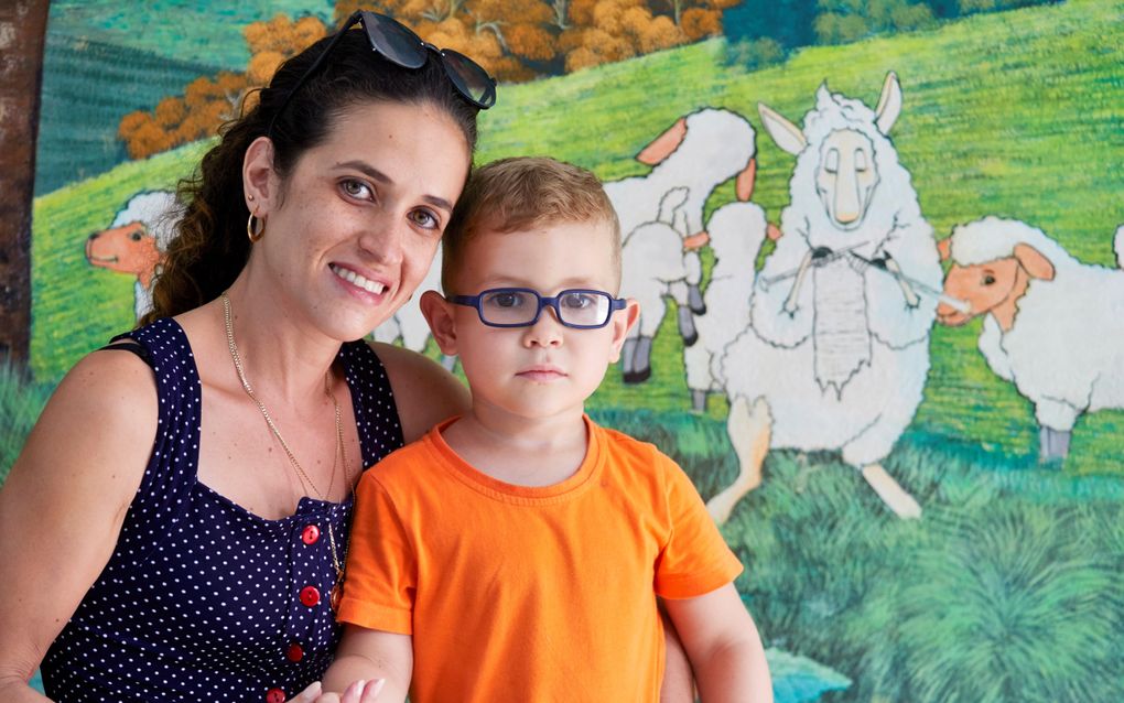 Ena poseert met haar zoontje nadat ze hem op de kindercrèche heeft opgehaald. beeld Jaco Klamer