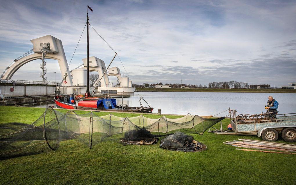 Palingvisserij bij de stuw en de waterkrachtcentrale in de Rijn bij Maurik en Amerongen. Bij een kleinere stuw gelden voor vissers niet dezelfde afstandsregels als bij een grote stuw. beeld RD, Henk Visscher