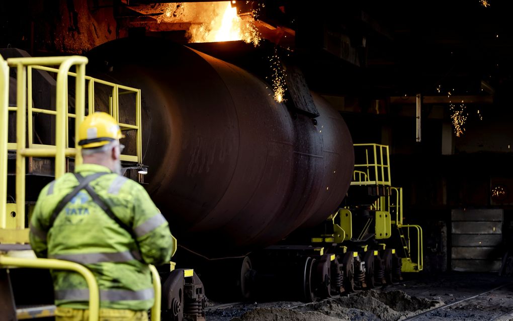 Trein (torpedowagen) voor het vervoeren van vloeibaar ruwijzer van de Hoogovens naar de Oxystaalfabriek op het bedrijfsterrein van Tata Steel. beeld ANP, Robin van Lonkhuijsen