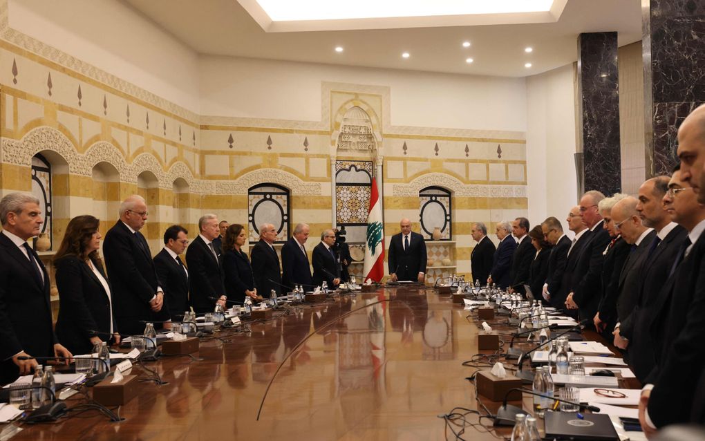 President Joseph Aoun (m.) zit dinsdag de eerste vergadering van de Libanese regeringsploeg voor in het presidentieel paleis nabij de hoofdstad Beiroet. beeld AFP, Anwar Amro