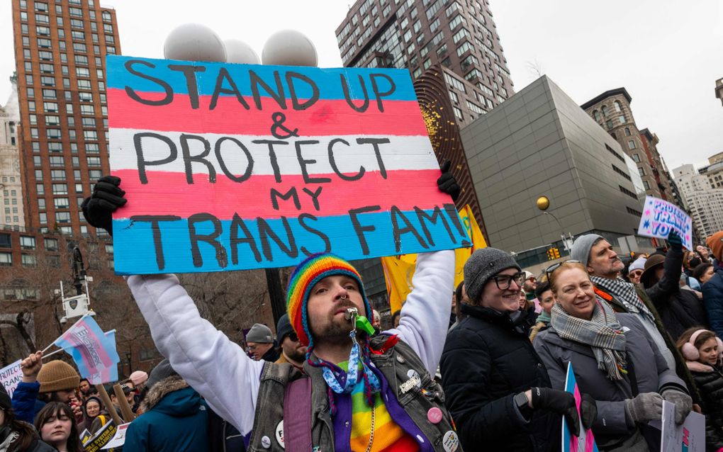 Protest in New York tegen Amerika’s nieuwe beleid. Demonstranten protesteerden vorige week tegen decreten waarmee president Trump de „transgendergekte” aanpakt. In Nederland klinken verontruste reacties op een wetvoorstel dat invloed uitoefenen op iemands seksuele gerichtheid of genderidentiteit, strafbaar wil stellen. beeld AFP, Spencer Platt