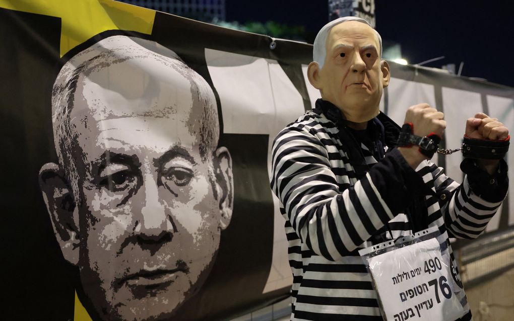 Een demonstrant met een masker van Benjamin Netanyahu tijdens een protest waarin wordt opgeroepen tot vrijlating van de gijzelaars die sinds 7 oktober worden vastgehouden in Gaza. beeld Jack GUEZ / AFP