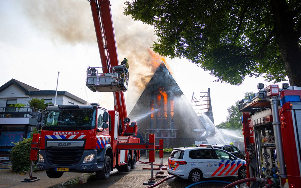 De brand in de Regenboogkerk in Epe op 20 augustus vorig jaar. Binnen een uur was de kerk volledig afgebrand. beeld Stefan Verkerk