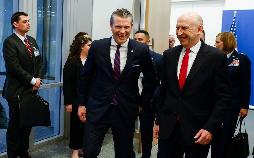 De Amerikaanse defensieminister Pete Hegseth (midden links) en de Britse minister van defensie John Haley (r.) voorafgaand aan een NAVO-overleg in Brussel. beeld AFP, Johanna Geron 