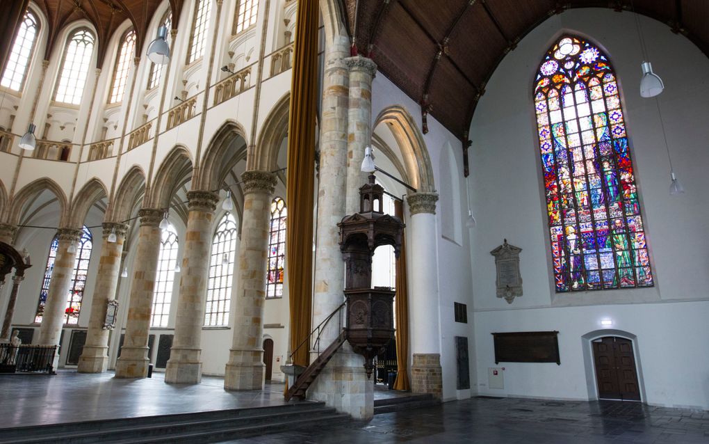 Interieur van de Grote Kerk in Den Haag, met de oude kansel. beeld RD, Anton Dommerholt