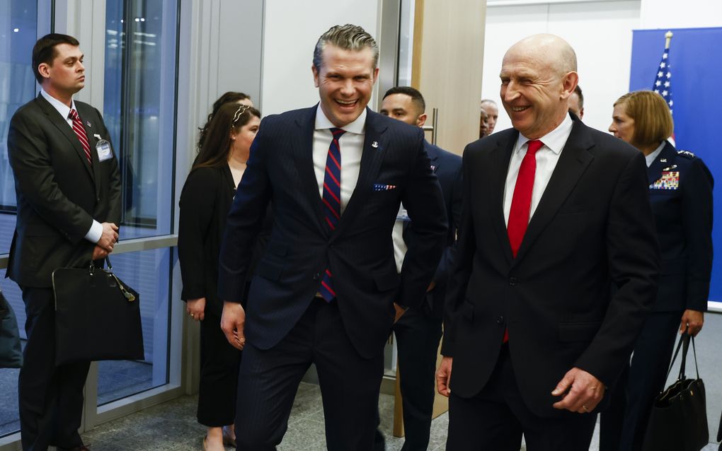 De Amerikaanse minister van Defensie Pete Hegseth (m.) ontvouwt woensdag in Brussel de Amerikaanse ideeën over de manier waarop een einde aan de oorlog in Oekraïne moet komen. beeld EPA, Johanna Geron