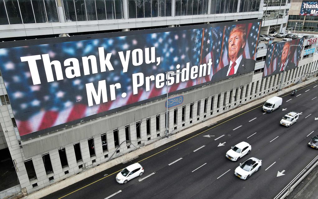 In Tel Aviv wordt de dankbaarheid aan de Amerikaanse president Donald Trump niet onder stoelen of banken gestoken. beeld AFP, Jack Guez