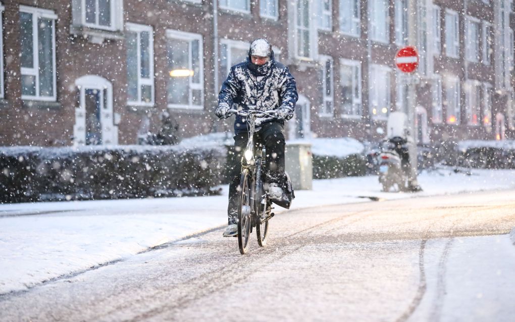 Warm aangekleed waagt een man zich woensdagmorgen op de besneeuwde straten van Leeuwarden. beeld ANP, Kappers Media. 