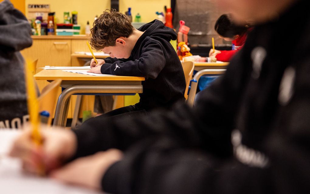 Slechts 13 procent van de leerkrachten op de basisscholen is op dit moment man. Dat meer jongens dan voorheen zich hebben aangemeld voor een studie aan de pabo is daarom goed nieuws voor het onderwijs.  beeld ANP, Jeffrey Groeneweg