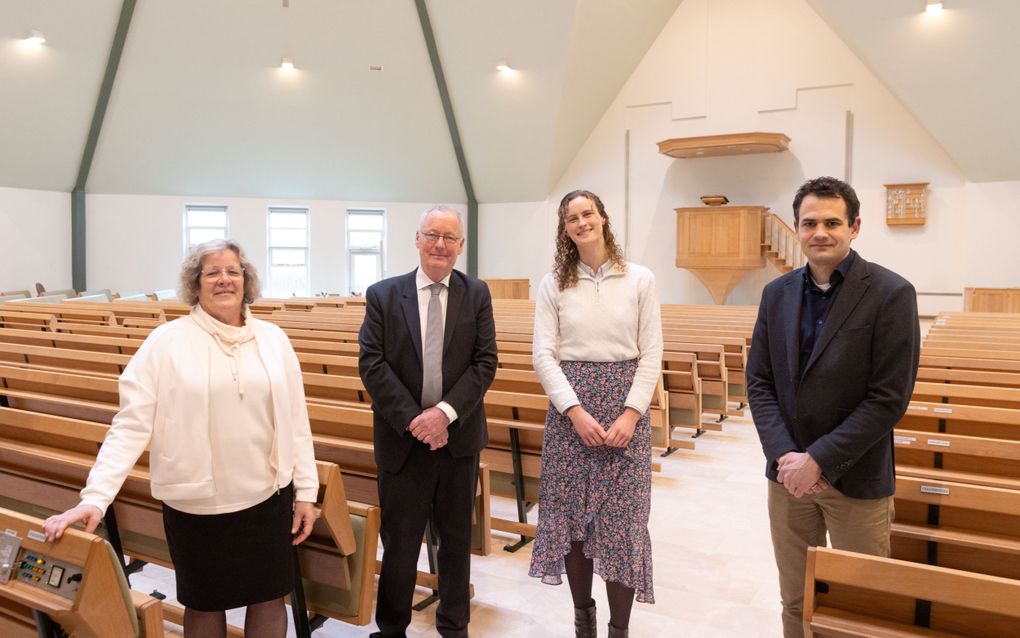 V.l.n.r. Els van der Lede-Bos, ouderling-scriba Ton van der Schans, Elsbeth Proos en diaken Niek van Dijk in de Bethelkerk in Bodegraven. beeld RD, Anton Dommerholt