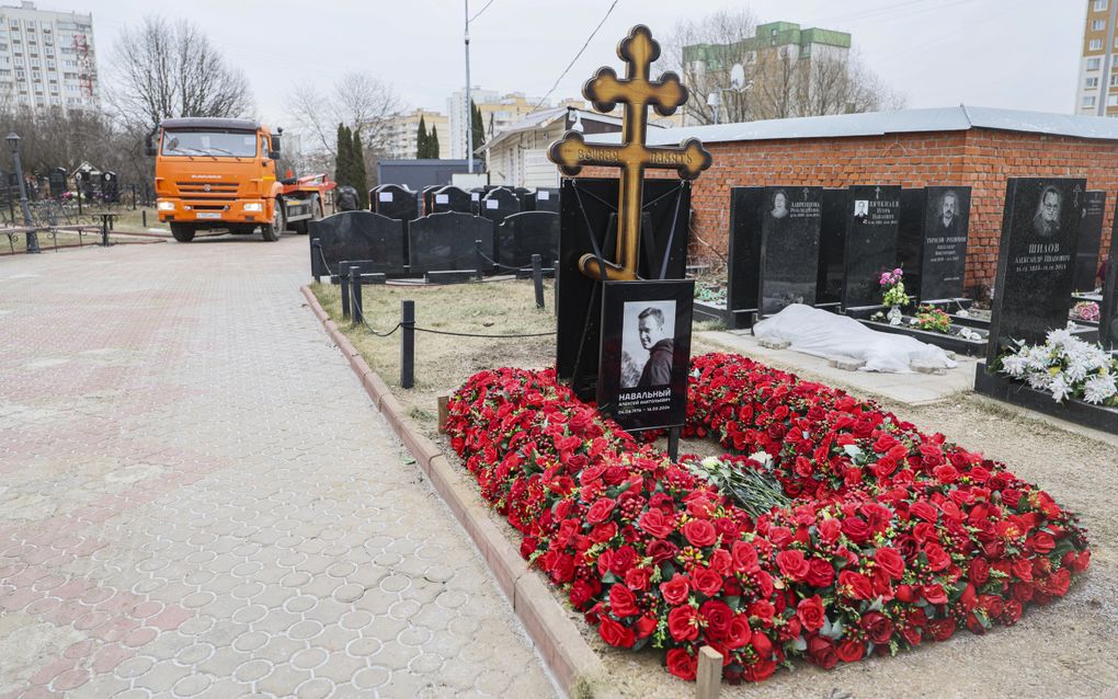 Bloemen en een portret waren er donderdag te zien bij het graf van de overleden oppositieleider Aleksej Navalny op een begraafplaats in Moskou. beeld EPA, Maxim Shipenkov