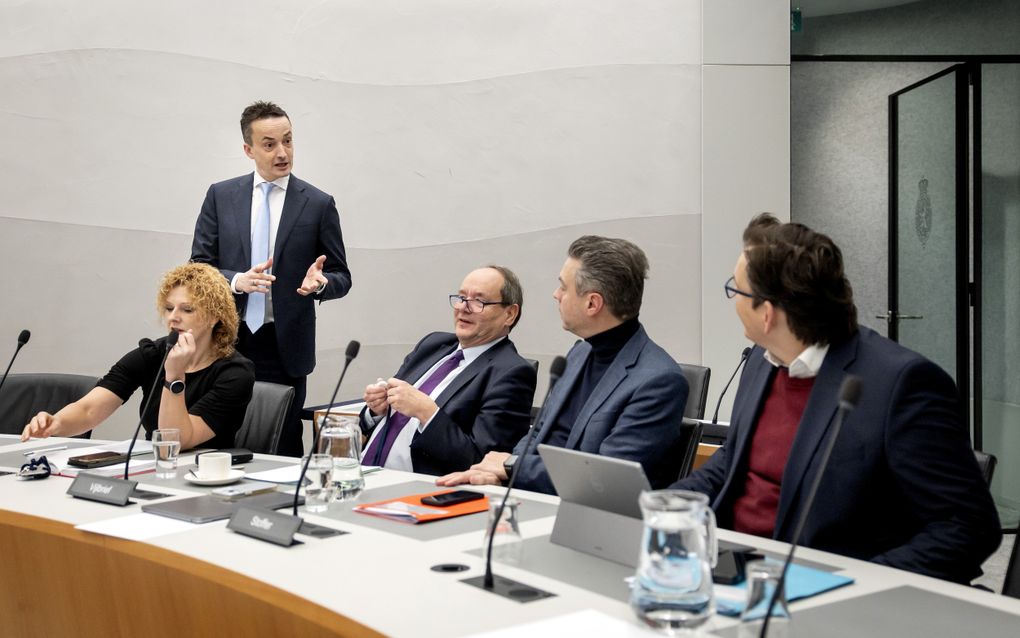 Staatssecretaris Van Oostenbruggen knoopt voor het debat een praatje aan met de Kamerleden (v.l.n.r.) Van Dijk (CDA), Vijlbrief (D66), Stoffer (SGP) en Grinwis (CU). De partijen zijn boos dat er geen alternatief is voor de btw-verhoging op boeken, cultuur en sport. beeld ANP, Koen van Weel