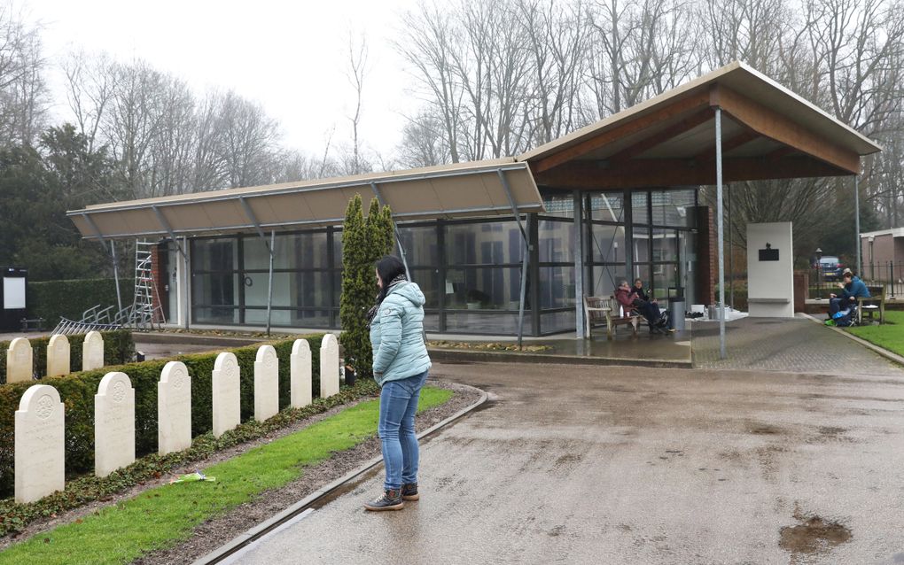 Het bezoekerscentrum op het Militair Ereveld Grebbeberg in Rhenen wordt op dit moment grondig gerenoveerd en opnieuw ingericht. De nieuwe publieksruimte moet een geheel gaan vormen met de graven buiten. beeld VidiPhoto