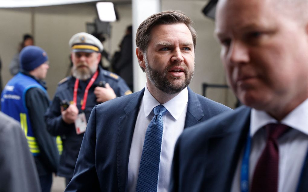 Amerikaans vicepresident J.D. Vance arriveert in München voor de veiligheidsconferentie. beeld AFP, Michaela Stache 