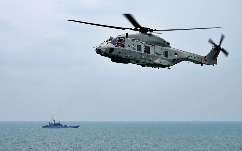 Een NH90-gevechtshelikopter bespiedt een Russisch oorlogsschip op de Noordzee. beeld RD