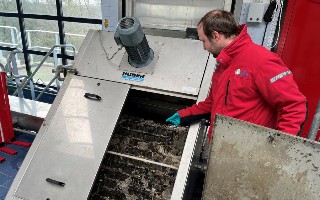 Procescoördinator Bram Hengeveld bij het harkrooster van de rioolwaterzuiveringsinstallatie in Amersfoort. beeld RD